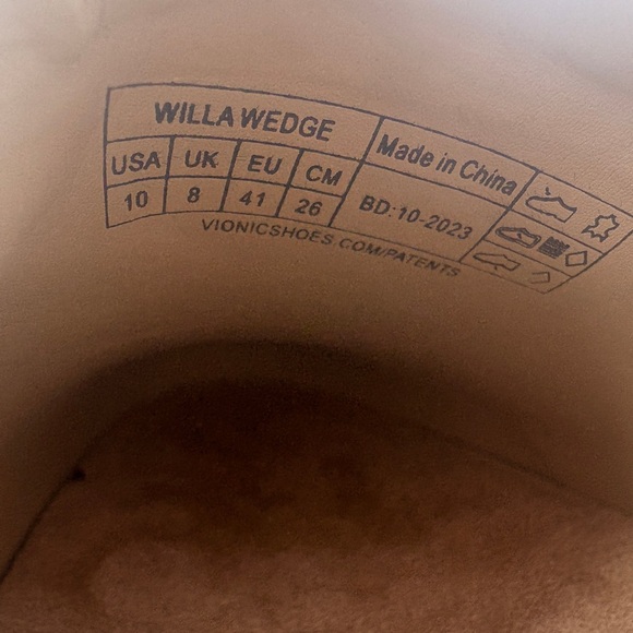 Vionic Women's Elegant Cream Flats - Picture 5 of 7